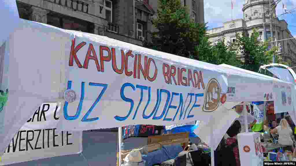 Na protestu su i zborovi iz kako beogradskih, tako i drugih opština iz Srbije.