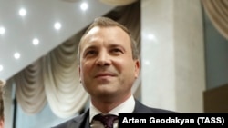 Телеведущий Евгений Попов 