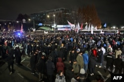 Oamenii s-au strâns în fața parlamentului la scurt timp după ce președintele a declarat lege marțială, în noaptea dintre 3 și 4 decembrie.