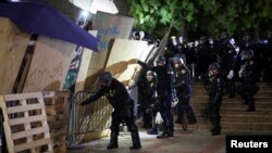 Policija uklanja kamp u UCLA, 2. maj 2024.