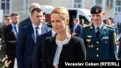 Șefa politicii externe și de securitate europene, Kaja Kallas, inspectând donații de echipamente tactice făcute de UE ministerului moldovean în ultimii ani, în timpul vizitei sale la Chișinău, pe 24 aprilie 2025.