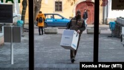 Az egri Markhot Ferenc Kórházba visznek új, koronavírus elleni oltásokat 2021. január 26-án. 