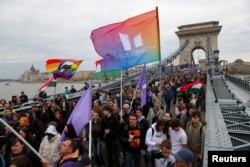 A 15. Alaptörvény-módosítás ellen tiltakozók a Lánchídon 2025. április 14-én