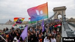 Tüntetők a Lánchídon A budapesti Lánchídon 2025. április 14-én, amikor a parlament megszavazta az Alaptörvény újabb módosítását