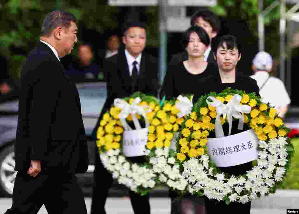 Japanski premijer Šigeru Išiba hoda pored vijenaca položenih tokom događaja povodom 80. godišnjice atomskog bombardovanja Hirošime, u zapadnom Japanu, 6. avgusta 2025.