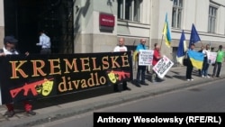 Протест чеських активістів із руху «Капутін» проти відкриття так званого «представництва» угруповання «ДНР» – вони назвали це «кремлівським театром». Острава, 1 вересня 2016 року