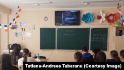 Elevi ai liceului „Traian” din Chișinău vizionează documentarul „Siberia din oase”. 8 mai 2025.