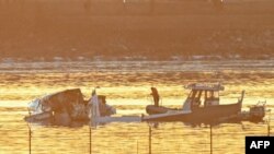 Част от останките на катастрофиралия самолет в река Потомак, Вашингтон, 30 януари 2025 г. 