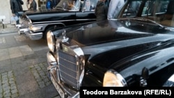 Германският Мерцедес Бенц 600 Пулман Ландоле и съветският ГАЗ-13 Чайка са изложени един до друг в двора на Националния исторически музей на 15 май 2021 г. 