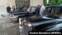 A Mercedes-Benz 600 Pullman Landaulet és a GAZ–13 Csajka a szófiai veteránautó-kiállításon