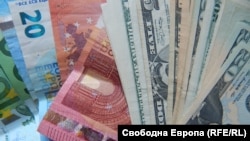 Bancnote de euro și dolari, ca imagine generică