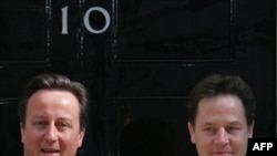 Прем'єр-міністр Дейвід Кемерон і його Нік Клеґґ, Лондон, 12 травня 2010 року