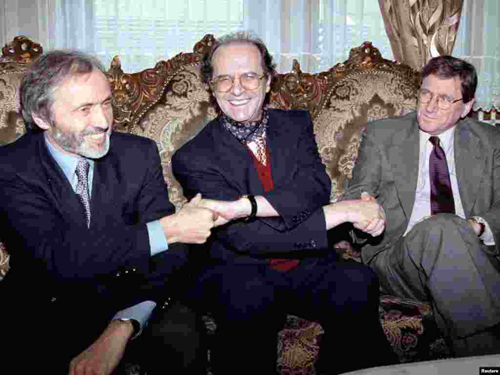Richard Holbrooke, Ibrahim Rugova i britanski ambasador Brian Donnelly, Priština 10. oktobar 1998.