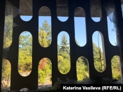 Изглед през характерните за сградата прозорци