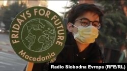 Активист од Движењето „Петоци за иднината Скопје“ против климатските промени во локалниот контекст на Македонија. 