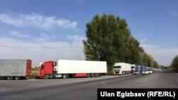 По состоянию на вечер субботы, 28 октября, в очереди на границе стояли 504 большегрузных машины, очередь из них растянулась на 12 километров.