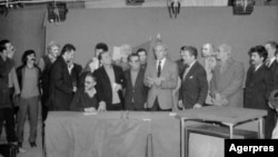 O figură extrem de cunoscută, actorul și regizorul, Sergiu Nicolaescu, unul din stâlpii principali ai propagandei naționalist-comuniste, își declară oroarea față de masacrele de la Timișoara și București și se alătură Revoluției, la TVR, pe 22 decembrie 1989. În calitate de parlamentar, el va fi primul șef al comisiei de investigare a evenimentelor din decembrie 1989.