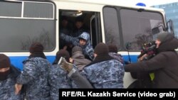 Policija unosi demonstrante u policijsko vozilo u Almatiju 22. februara