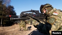 Hrvatski vojnici iz NATO-ove borbene grupe na vježbi u Rukli, Litvanija, 16. januara 2018.