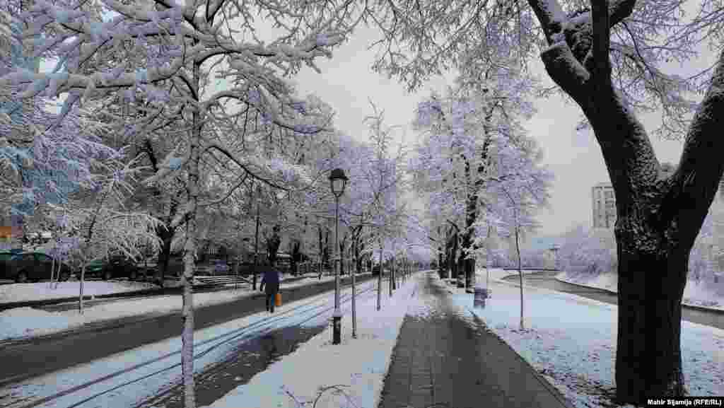 Glasnogovornik Komunalnog poduzeća Rad Mirza Ramić je rekao da je u utorak ujutro na terenu 49 vozila koja su angažirana na čišćenju ulica, te 110 radnika koji ručno čiste pješačke prostore - trotoare i druge javne površine koje koriste pješaci. Dodao je da je u prethodne noći bilo angažirano 60 radnika na čišćenju stepeništa, prilaza značajnim objektima. &ldquo;Shodno vremenskim prilikama u narednom periodu jer se najavljuju niske temperature radit će se na posipanju saobraćajnica kako se ne bi stvarala poledica&rdquo;, kazao je Ramić.