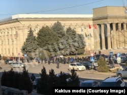 Группа, требовавшая прекратить акции против результатов выборов. 1 декабря 2021 года. Фото Kaktus.media.