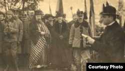 Episcopul greco-catolic Iuliu Hossu citind Proclamația Unirii Transilvaniei cu România, 1 decembrie 1918, Alba Iulia.