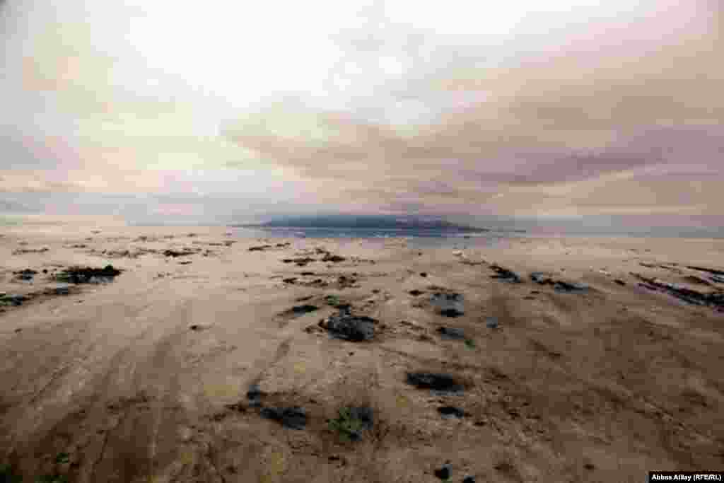 Unul dintre cele mai mari lacuri de apă sărată din lume, Orumieh s-a micșorat cu aproximativ 60% în ultimii ani din cauza secetei și a devierii râurilor pentru alimentarea cu apă a comunităților din amonte.