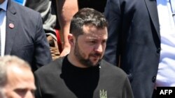 Președintele ucrainean Volodimir Zelenski părăsește Congresul argentinian după ceremonia de inaugurare a noului președinte al țării latino-americane, Javier Milei, la Buenos Aires, pe 10 decembrie.