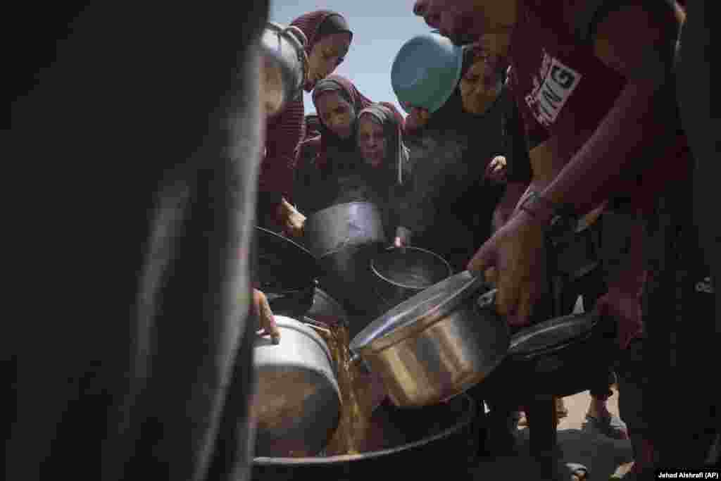 Imagine de pe 22 iule, de la o cantină socială din Gaza. Israelul susține că permite intrarea ajutoarelor umanitare și a transmis că 950 de camioane cu provizii se află în Gaza, așteptând să fie distribuite de organizațiile internaționale.