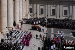 Sicriul Papei Francisc este purtat în Piața Sfântul Petru pentru funeraliile sale, la Vatican, sâmbătă, 26 aprilie 2025.