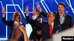 Felesége és fiai körében ünnepel az elnökválasztás győztese, Karol Nawrocki, Varsó, 2025. június 1.