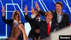 Conservatorul Karol Nawrocki, susținut de principalul partid de opoziție Lege și Justiție, soția sa Marta Nawrocka și fiii Antoni și Daniel, reacționând la rezultatele exit-poll-urilor celui de-al II-lea tur al alegerilor prezidențiale din Polonia. Varșovia, 1 iunie 2025. 