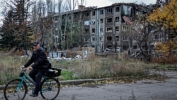 Чоловік проїжджає повз пошкоджені російського удару багатоповерхівок у Костянтинівці, Донецька область, 1 листопада 2025 року