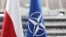 Флаг Польши и флаг НАТО перед Национальным стадионом в Варшаве, где проходит саммит. 8 июля