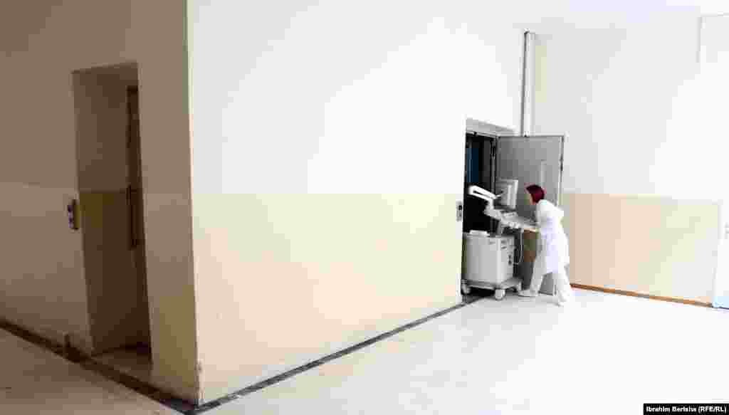 Klinika e Kardiologjisë. Në mungesë aparatesh në repartet tjera, infermierët detyrohen që t&#39;i dërgojnë ato për shërbimin e pacientëve. &nbsp;