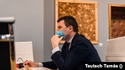 Tánczos Barna spune că trecerea treptată de la sistemul centralizat de încălzire la cel pe baza centralelor individuale a agravat gradul de poluare din orașe.