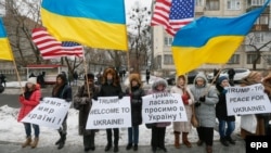 Иллюстрационное фото. Украинские активисты на митинге в поддержку Трампа под посольством США. Киев, январь 2017 года