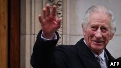 Regele Marii Britanii, Charles al III-lea, face cu mâna când părăsește o clinica din Londra, pe 29 ianuarie 2024.