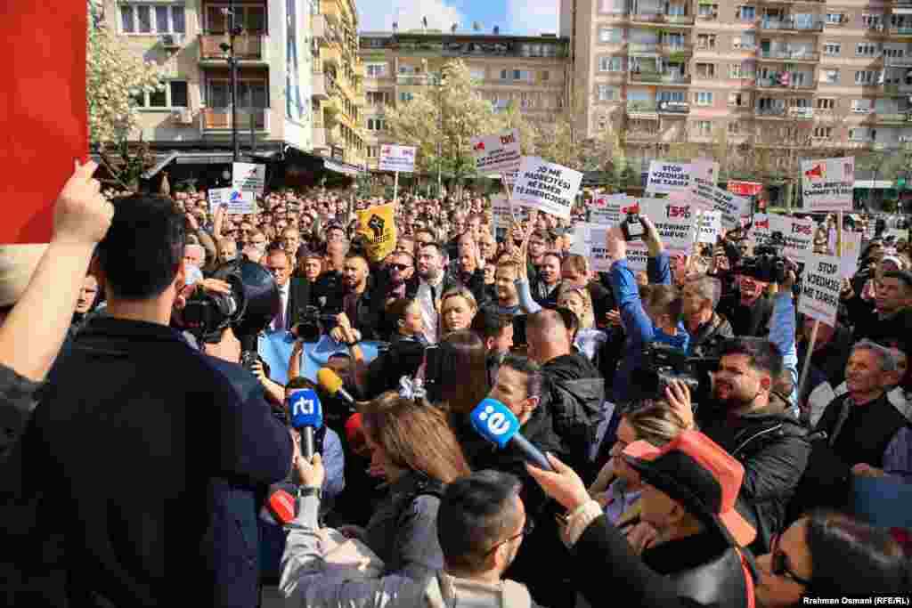 Grupi "Asnjë Cent ma Shumë", që organizoi protestën, paralajmëroi protesta të reja, nëse ZRRE-ja merr vendim më 11 prill për shtrenjtimin e tarifës për rrymë.