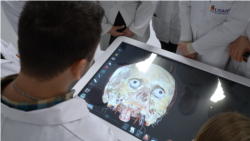 „Acum putem vedea organele ca în realitate”. Viitorii medici învață la o masă de anatomie virtuală