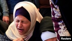 Një grua qan gjatë varrimit të palestinezëve të vrarë nga sulmet izraelite, në Han Junis, 11 maj.