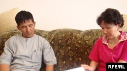 Нурлыбай Ашыкбаев и Сауле Бапаева считают, что в роддоме подменили их новорожденного ребенка. Село Жана Каратон Атырауской области, 9 июня 2009 года.