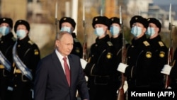 "Za razliku od Kine, ruske dezinformacije su retko povezane s pokušajima da Rusija izgleda dobro u inostranoj javnosti", rekao je Edvard Lukas iz Centra za analizu evropske politike. "Reč je o korišćenju nejedinstva i polarizacije koji već postoje na Zapadu".