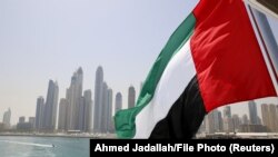 U Emiratima, koji su veliki proizvođači nafte i regionalno su komercijalno, trgovinsko i turističko središte, vikend je do sada bio petkom i subotom.
