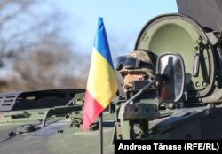 Steaguul României purtat de un tanc ce a defilat pe 1 Decembrie, de Ziua Națională, în București.