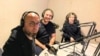  Diana Filimon (R), Teodor Tiță (L) și Florin Râșteiu (C) în studioul Europei Libere de la Chișinău, 30 noiembrie 2021.