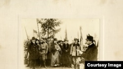 Episcopul greco-catolic Iuliu Hossu citește la Alba-Iulia Proclamația de unire a Transilvaniei cu România. Doar șase fotografii de la marele eveniment - clișee fotografie realizate de Samoilă Mârza - există astăzi.