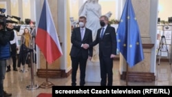 Андрей Бабиш и Петр Фиала преди съвместното изявление във вторник. Стопкадър от Чешката телевизия.