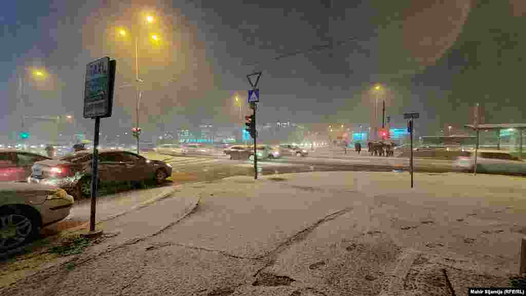 Komunalne ekipe su počele čišćenje u ponedjeljak u poslijepodnevnim satima kada je počeo padati prvi snijeg i očišćene su saobraćajnice prvog i drugog prioriteta.