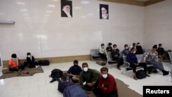 Afganistanski državljani sjede u izbjegličkom kampu u iranskom gradu Zahedan, 8. septembra 2021.